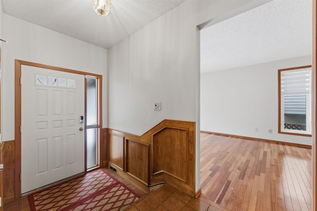 28 Woodstock Way SW, Calgary — photo 3 of 32