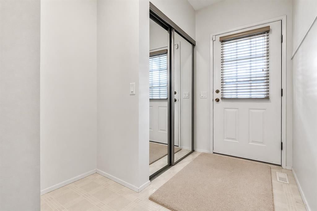 32, 5019 46 Avenue SW, Calgary — photo 2 of 23