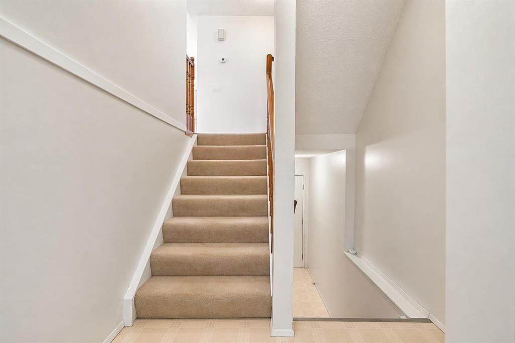 32, 5019 46 Avenue SW, Calgary — photo 3 of 23