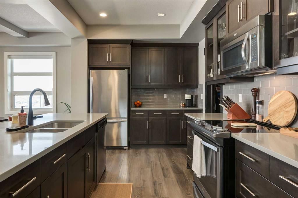 24 Evansborough Hill NW, Calgary — photo 5 of 47