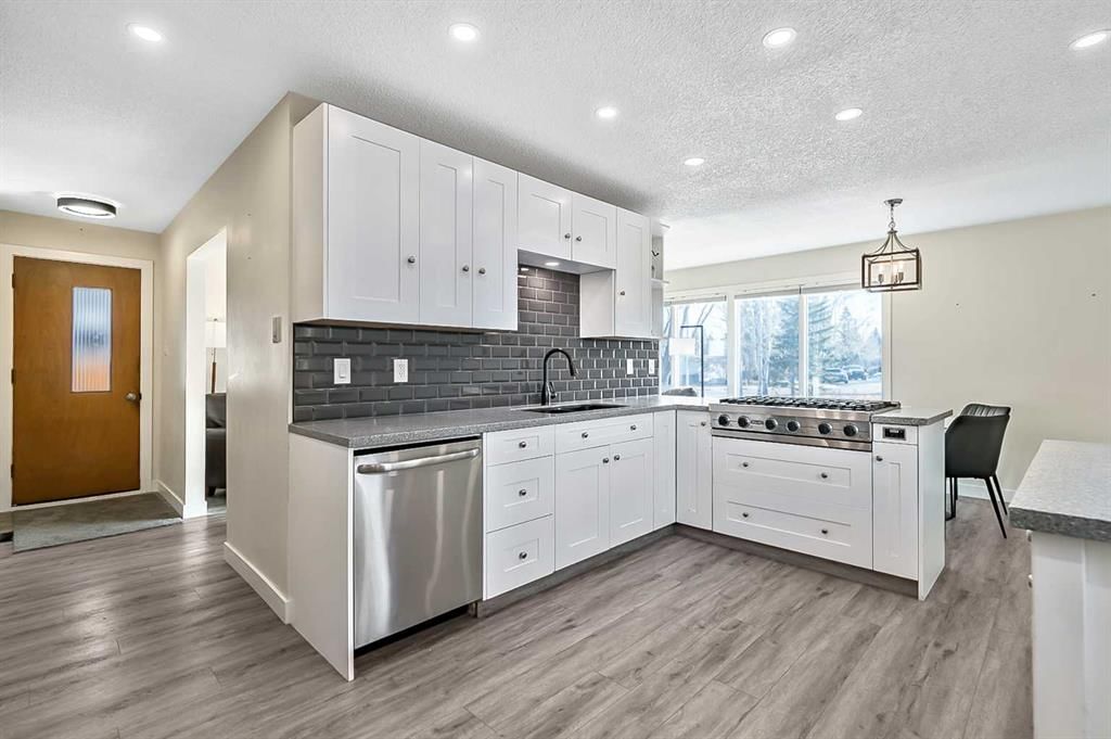 222 Springwood Place SW, Calgary — photo 3 of 26