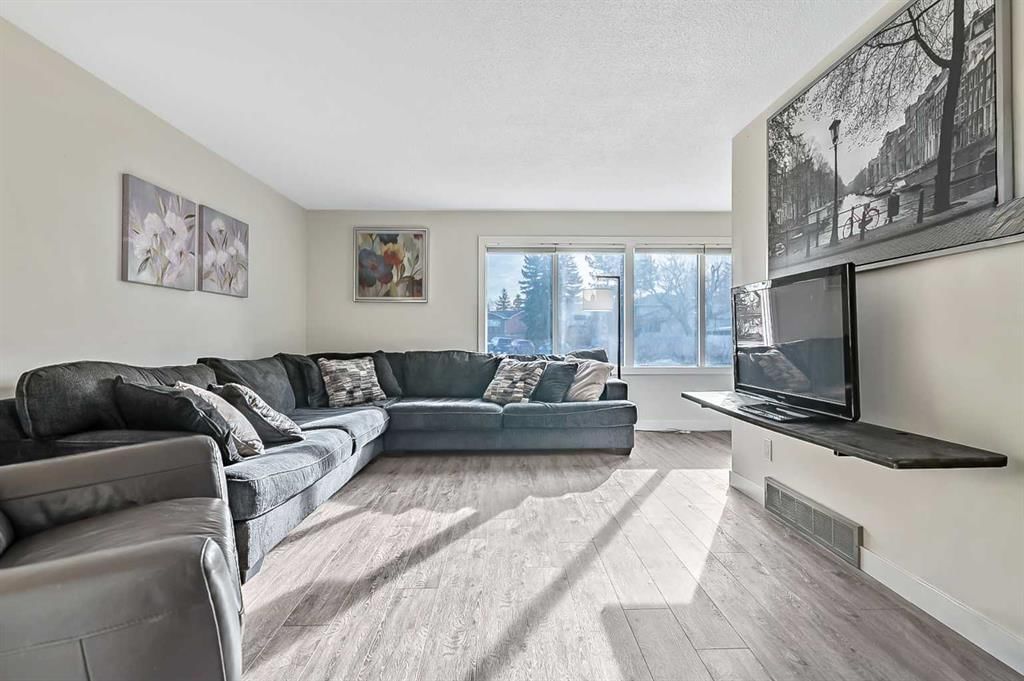 222 Springwood Place SW, Calgary — photo 5 of 26