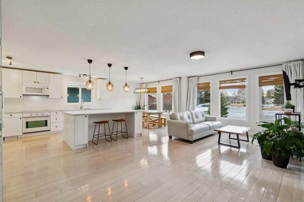 44 Shawcliffe Bay SW, Calgary — main listing photo