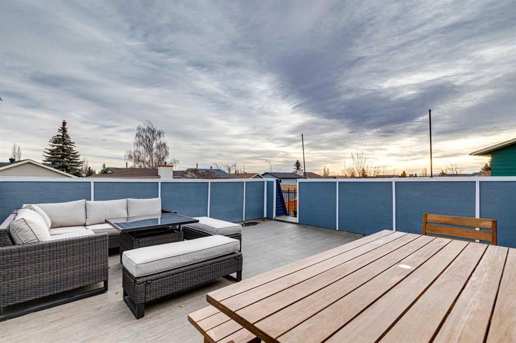 44 Shawcliffe Bay SW, Calgary — photo 2 of 48