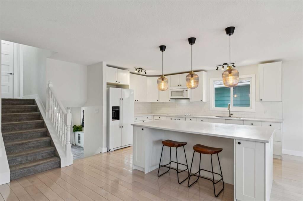 44 Shawcliffe Bay SW, Calgary — photo 3 of 48