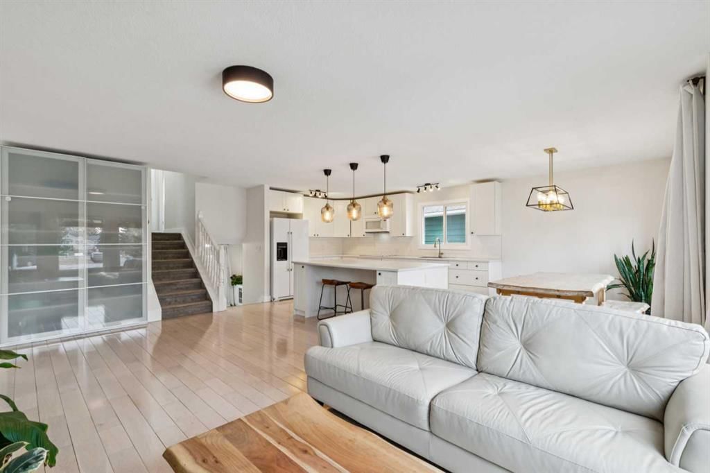 44 Shawcliffe Bay SW, Calgary — photo 4 of 48