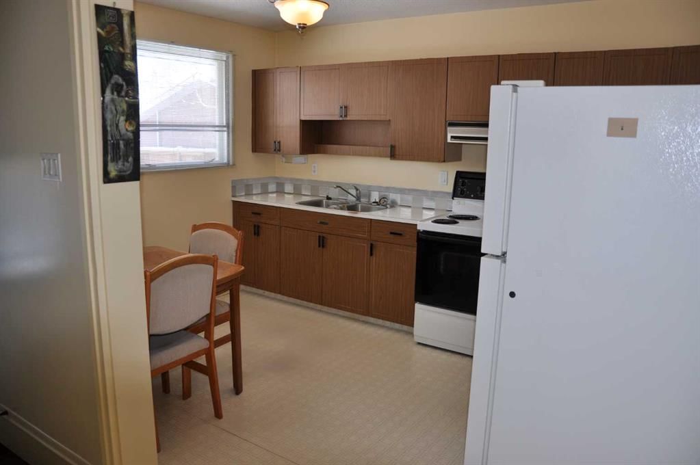 3727 Logan Crescent SW, Calgary — photo 3 of 11