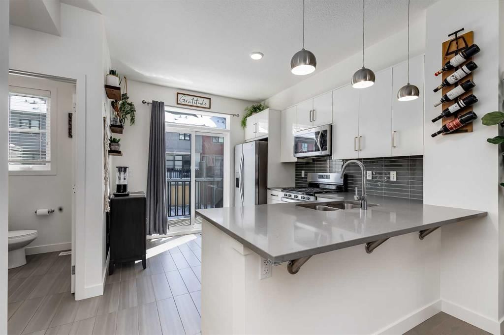 160 Walden Path SE, Calgary — photo 2 of 28