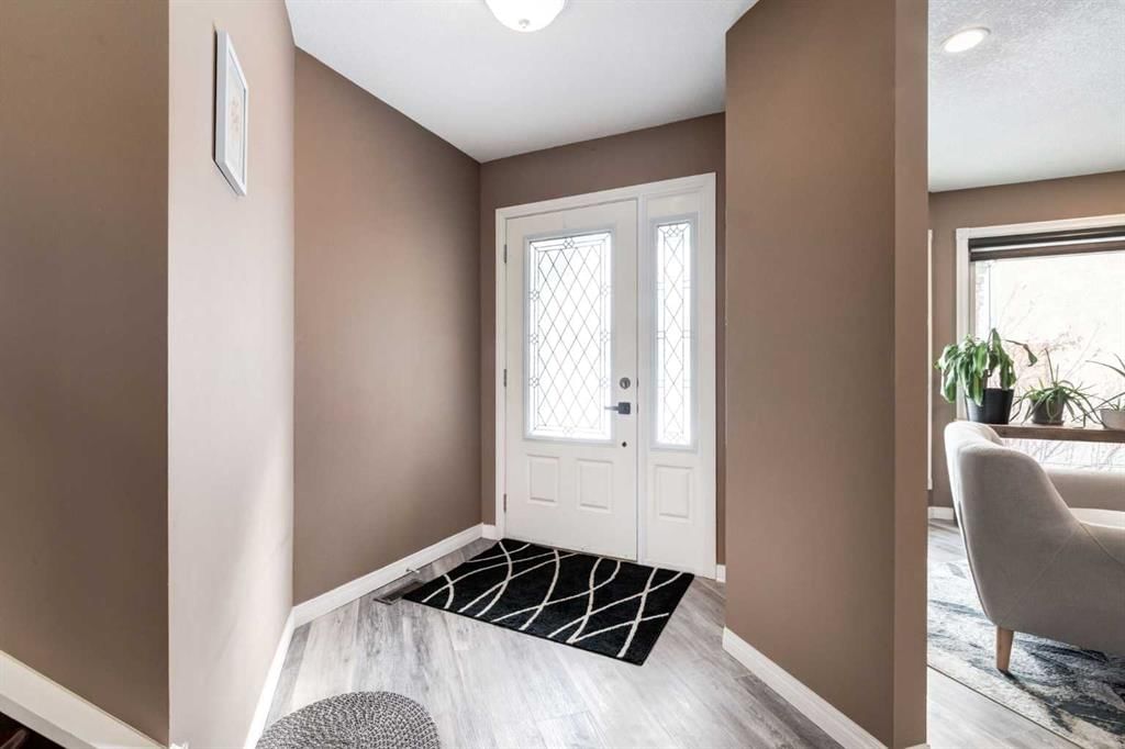2048 Sirocco Drive SW, Calgary — photo 3 of 30