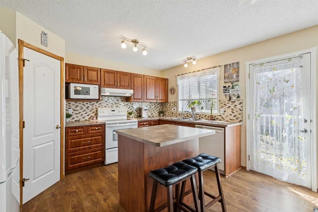 37 Somervale Close SW, Calgary — photo 5 of 29