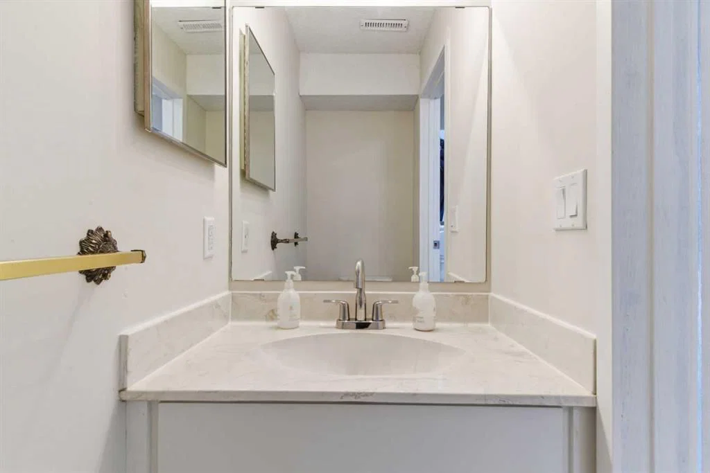 6, 23 Glamis Drive SW, Calgary — photo 4 of 39