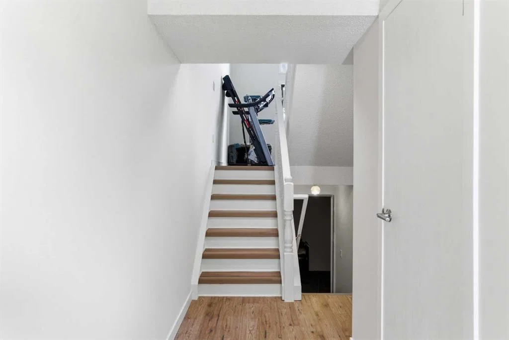 6, 23 Glamis Drive SW, Calgary — photo 5 of 39