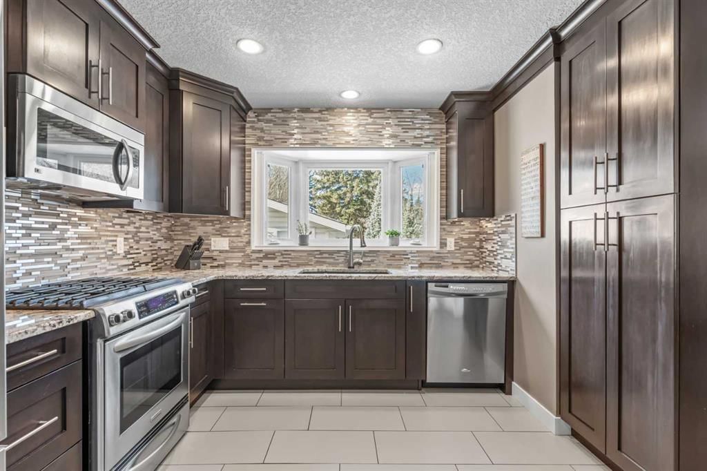 1039 Cannock Road SW, Calgary — photo 4 of 32