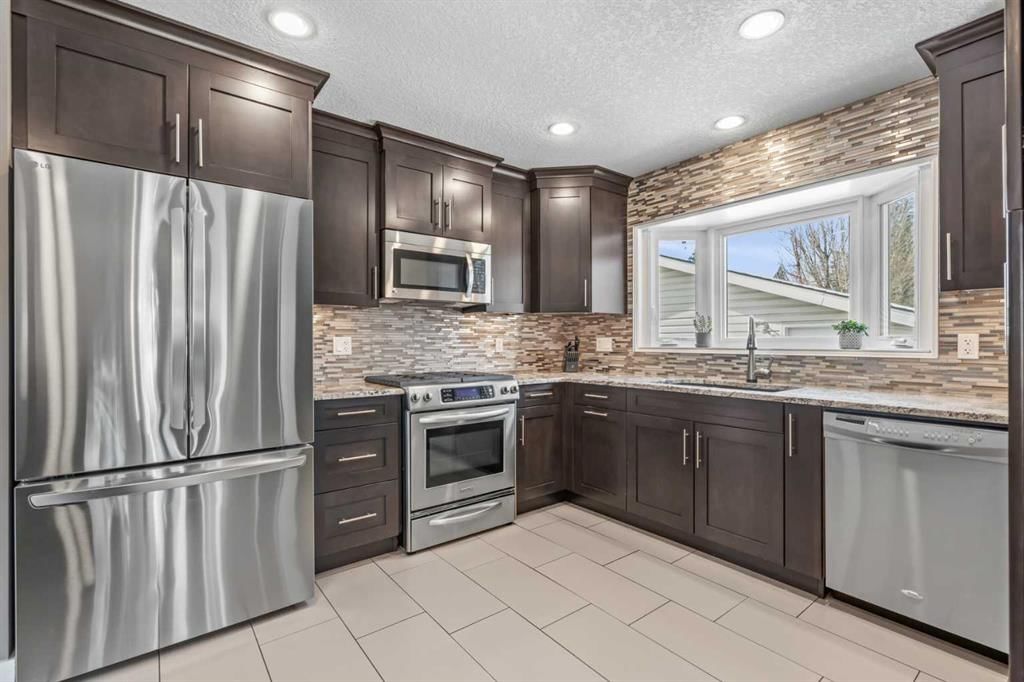 1039 Cannock Road SW, Calgary — photo 5 of 32