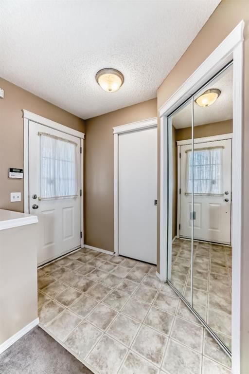 240 Prestwick Way SE, Calgary — photo 3 of 32