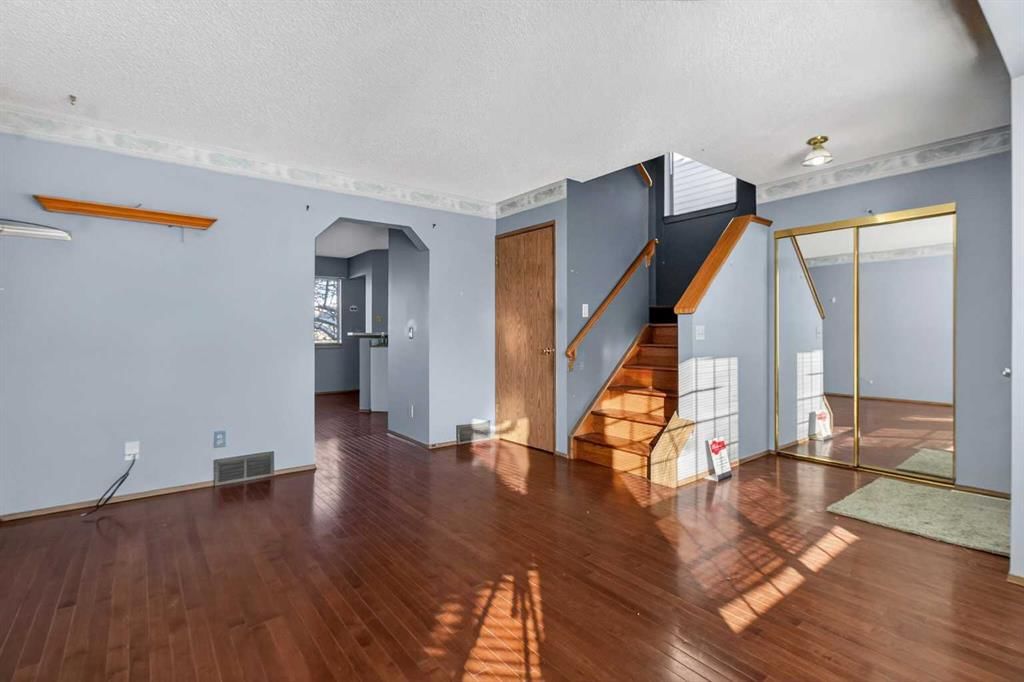 257 Fresno Place NE, Calgary — photo 5 of 36