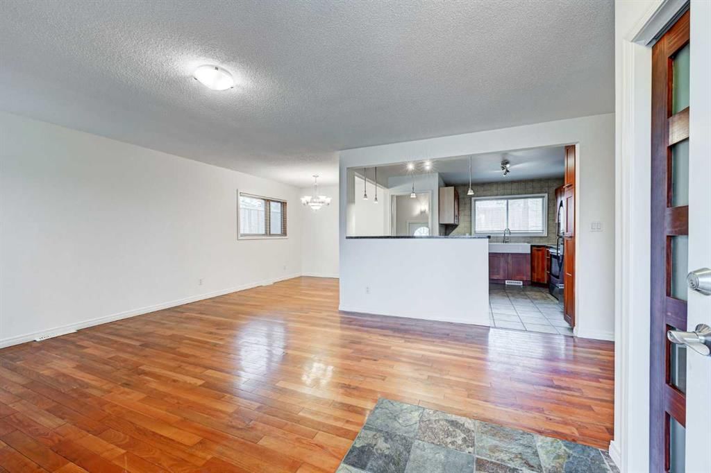 7739 Fleetwood Drive SE, Calgary — photo 2 of 34