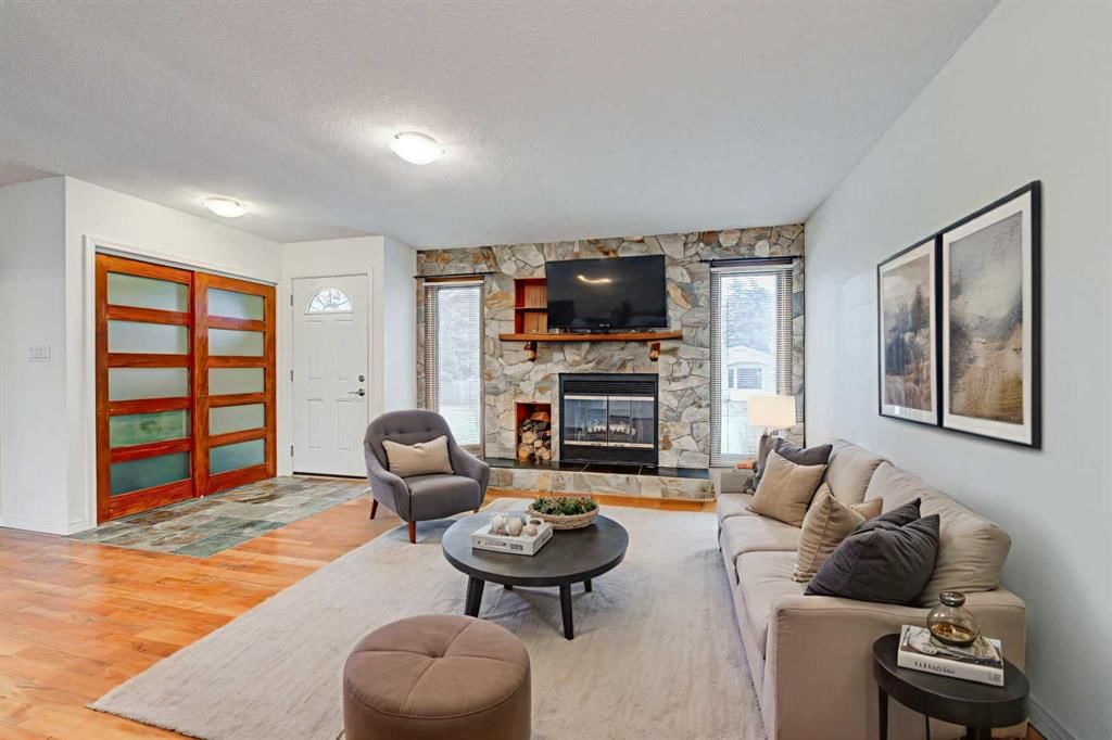 7739 Fleetwood Drive SE, Calgary — photo 4 of 34