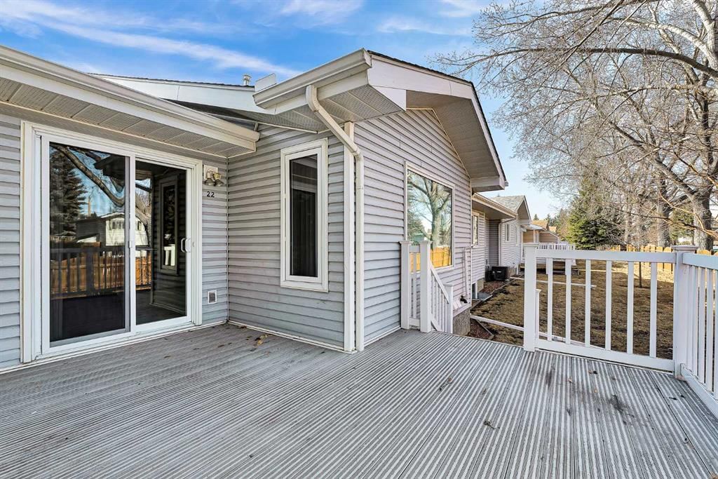 22 Vandoos Gardens NW, Calgary — photo 4 of 27