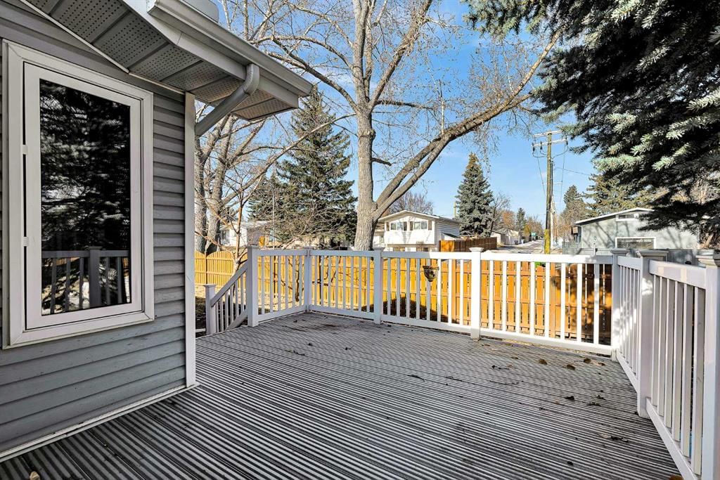 22 Vandoos Gardens NW, Calgary — photo 5 of 27