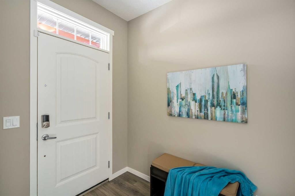 15 Masters Square SE, Calgary — photo 4 of 46