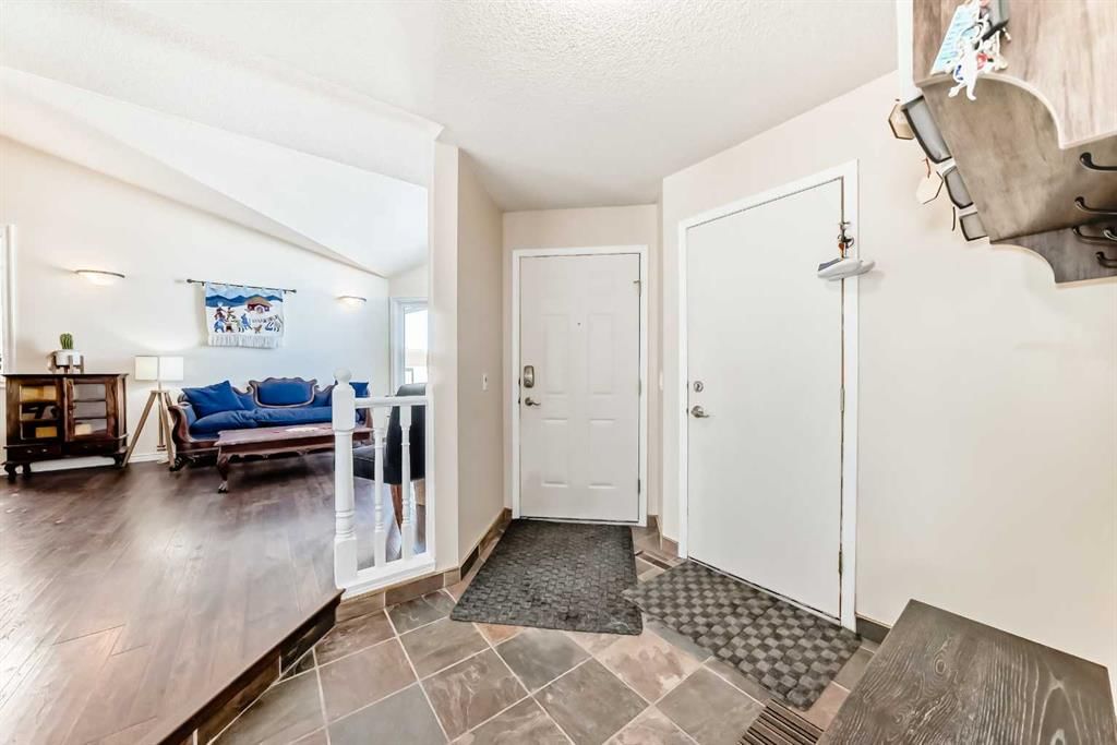 440 Sunlake Road SE, Calgary — photo 2 of 50