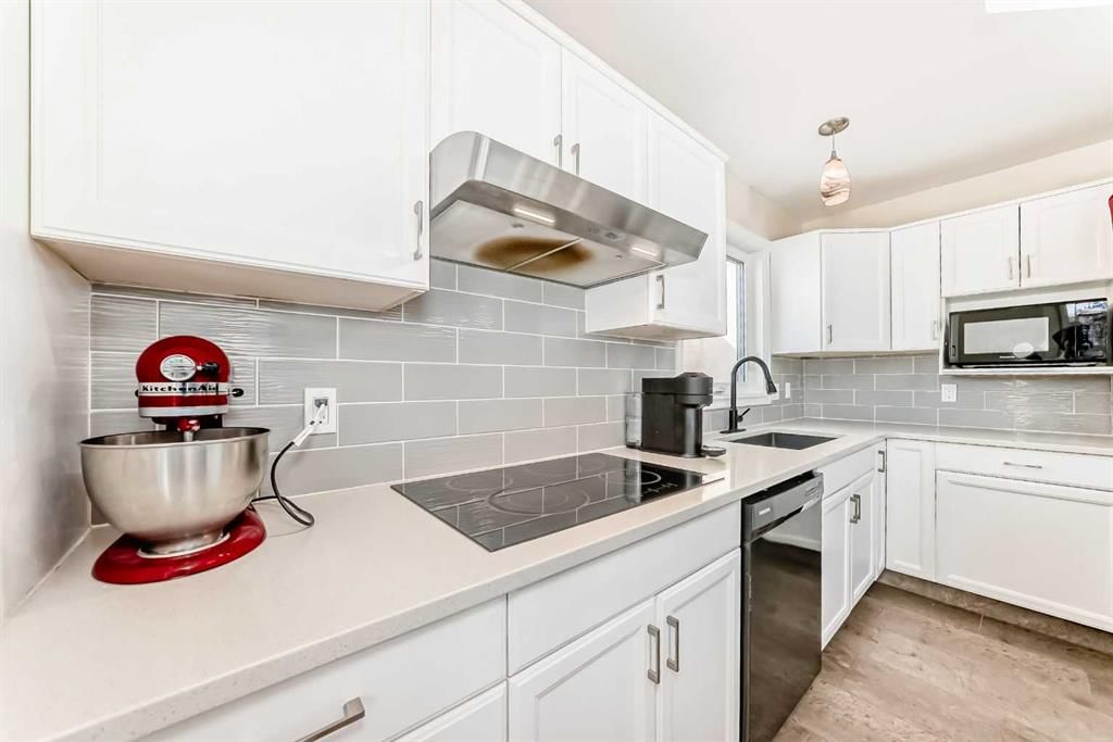 440 Sunlake Road SE, Calgary — photo 5 of 50