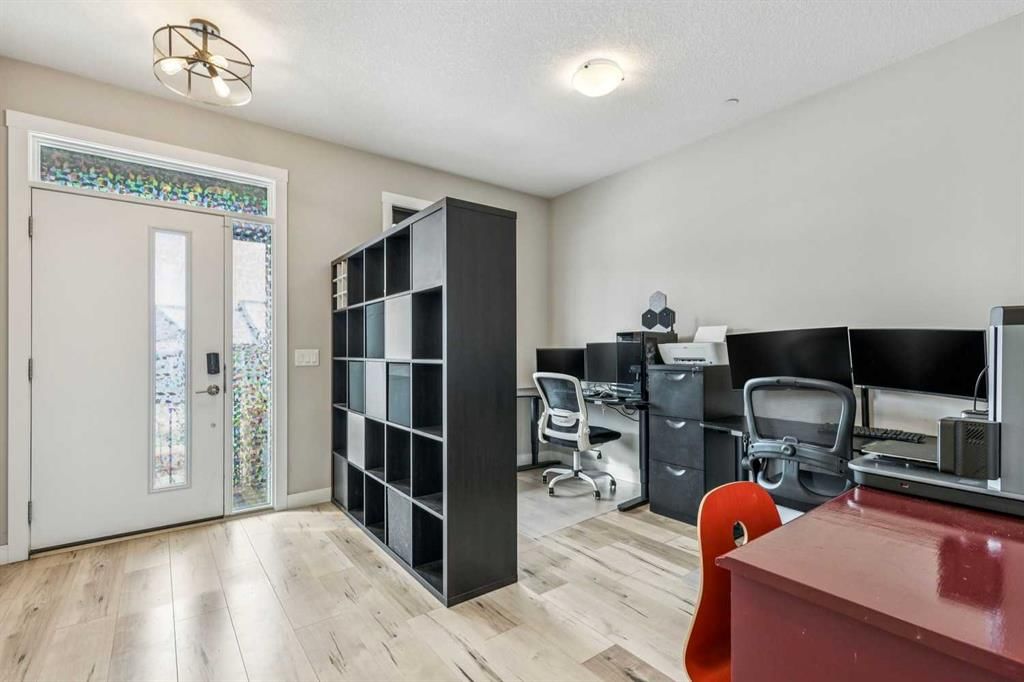 240 Lucas Avenue NW, Calgary — photo 3 of 50