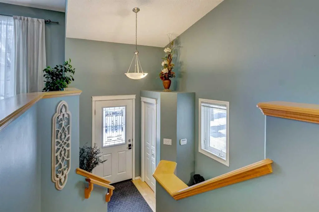27 Elgin Drive SE, Calgary — photo 3 of 36