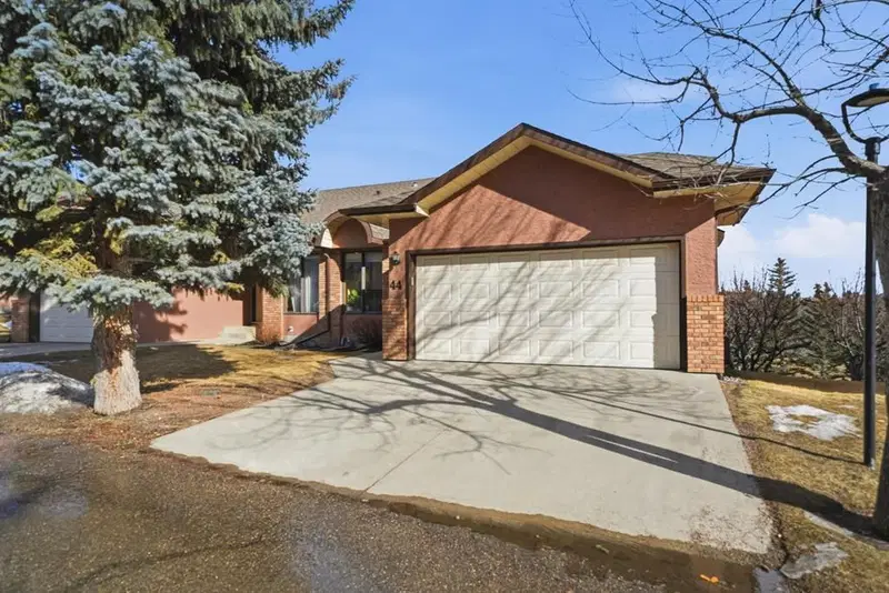 44 Edgeland Close NW, Calgary — main listing photo