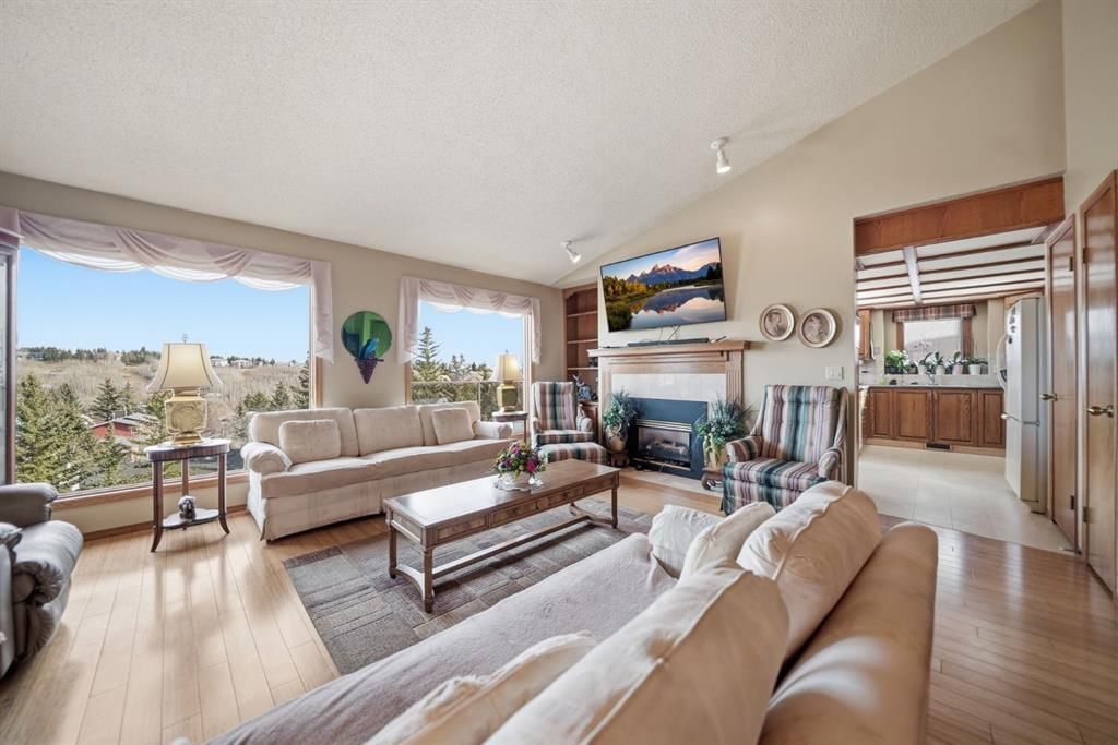 44 Edgeland Close NW, Calgary — photo 3 of 33