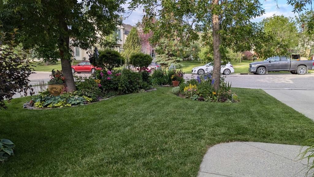 245 Sandringham Road NW, Calgary — photo 2 of 50