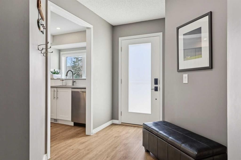 245 Sandringham Road NW, Calgary — photo 4 of 50