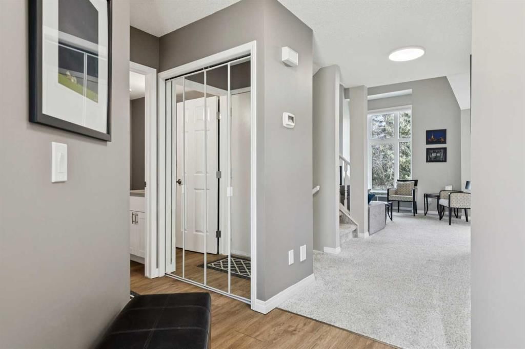 245 Sandringham Road NW, Calgary — photo 5 of 50