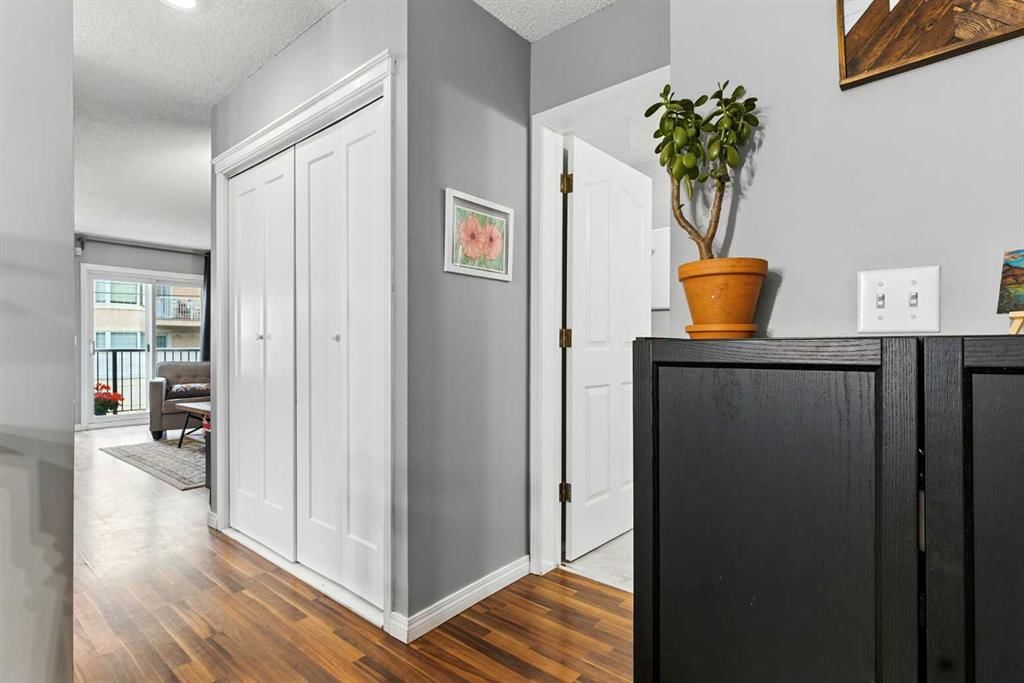 2, 2207 28 Street SW, Calgary — photo 4 of 39