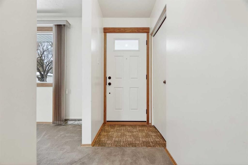 58 Westwood Drive SW, Calgary — photo 4 of 45