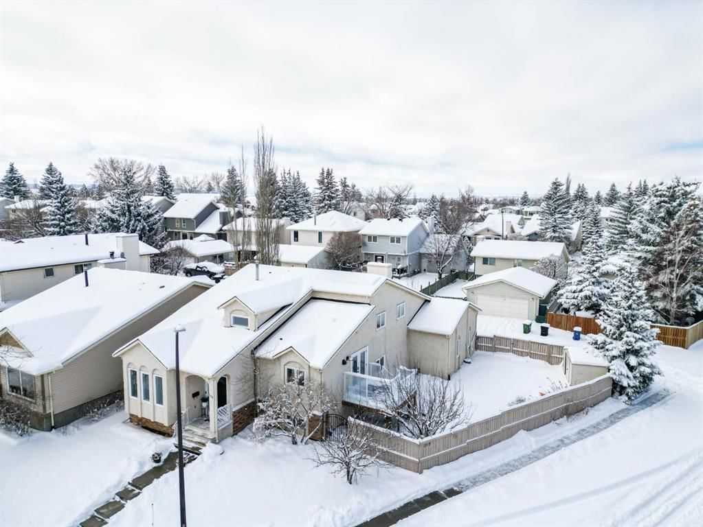 215 Scenic Way NW, Calgary — photo 3 of 37