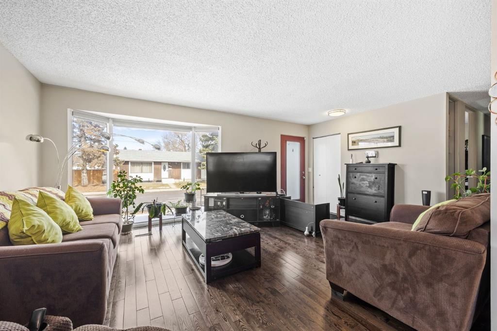 2302 Olympia Drive SE, Calgary — photo 3 of 30