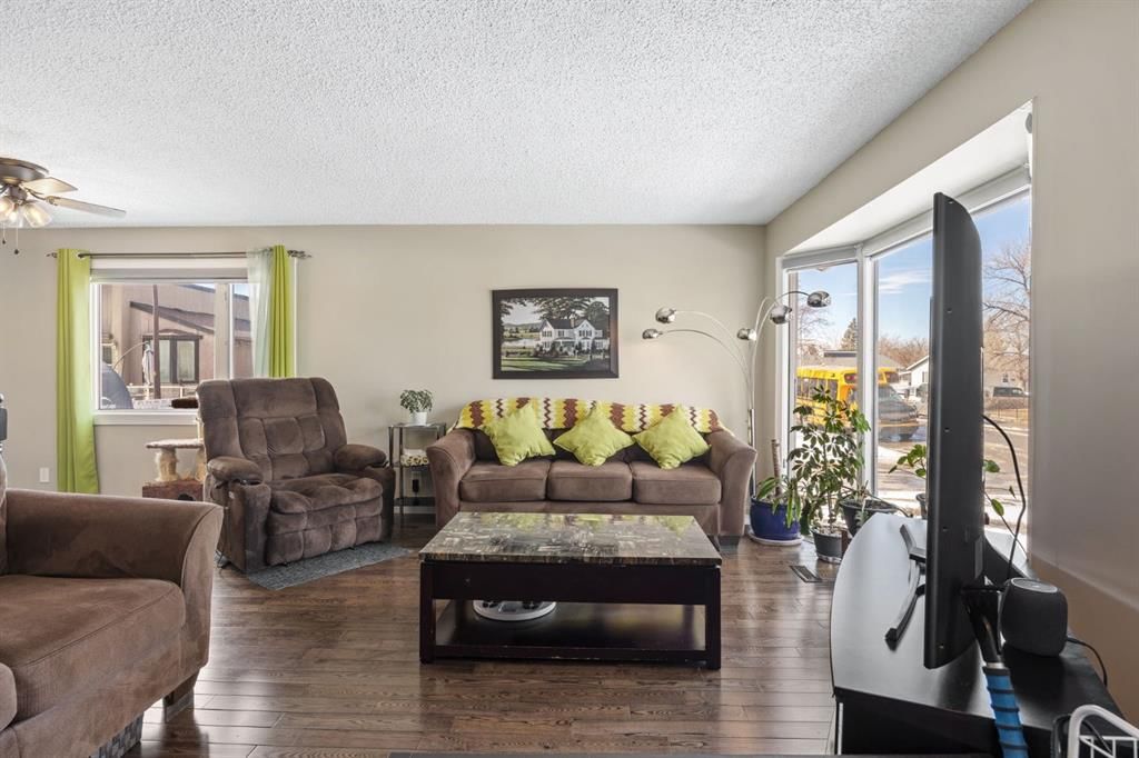 2302 Olympia Drive SE, Calgary — photo 4 of 30