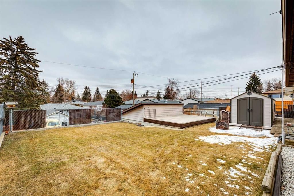 44 Fairview Crescent SE, Calgary — photo 3 of 37
