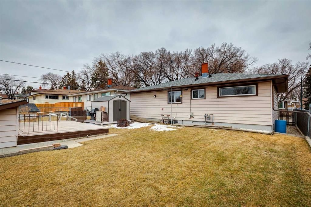 44 Fairview Crescent SE, Calgary — photo 4 of 37