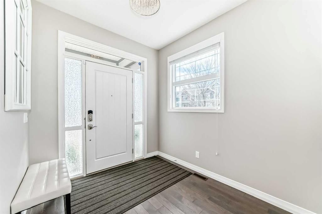 8 Masters Court SE, Calgary — photo 3 of 48