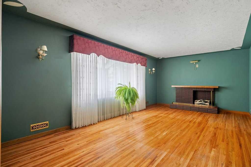 635 36 Street SW, Calgary — photo 3 of 50