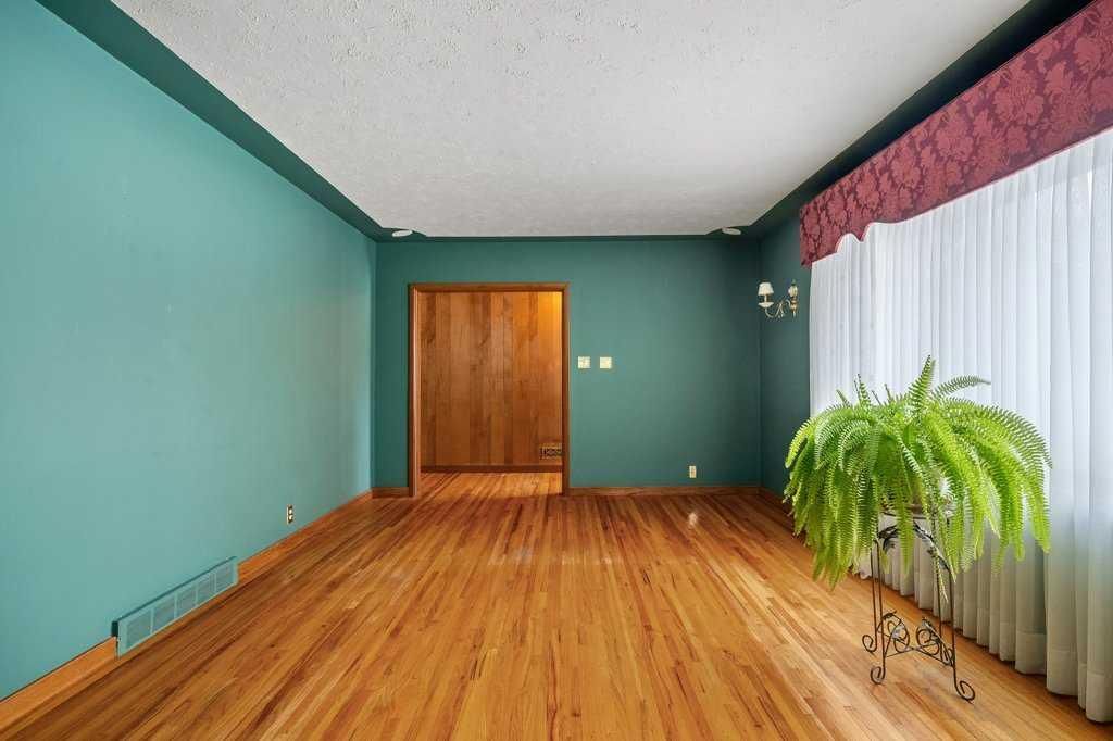 635 36 Street SW, Calgary — photo 5 of 50