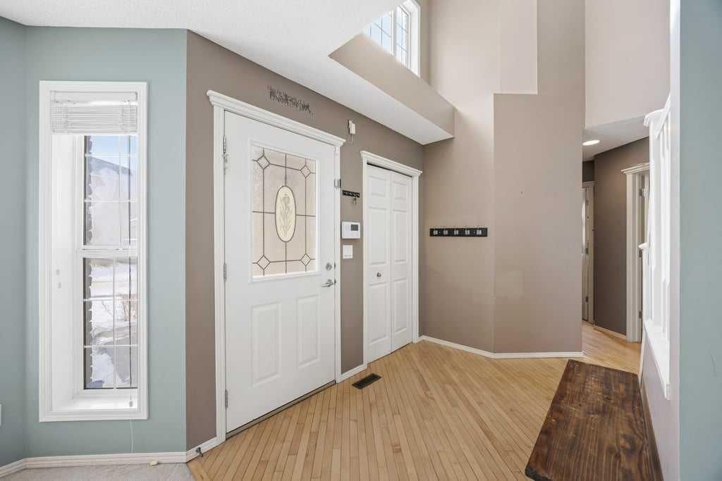 19 Sienna Park Crescent SW, Calgary — photo 3 of 47