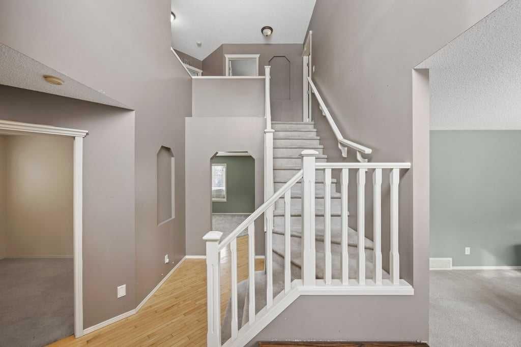 19 Sienna Park Crescent SW, Calgary — photo 4 of 47