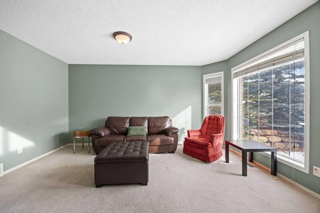 19 Sienna Park Crescent SW, Calgary — photo 5 of 47