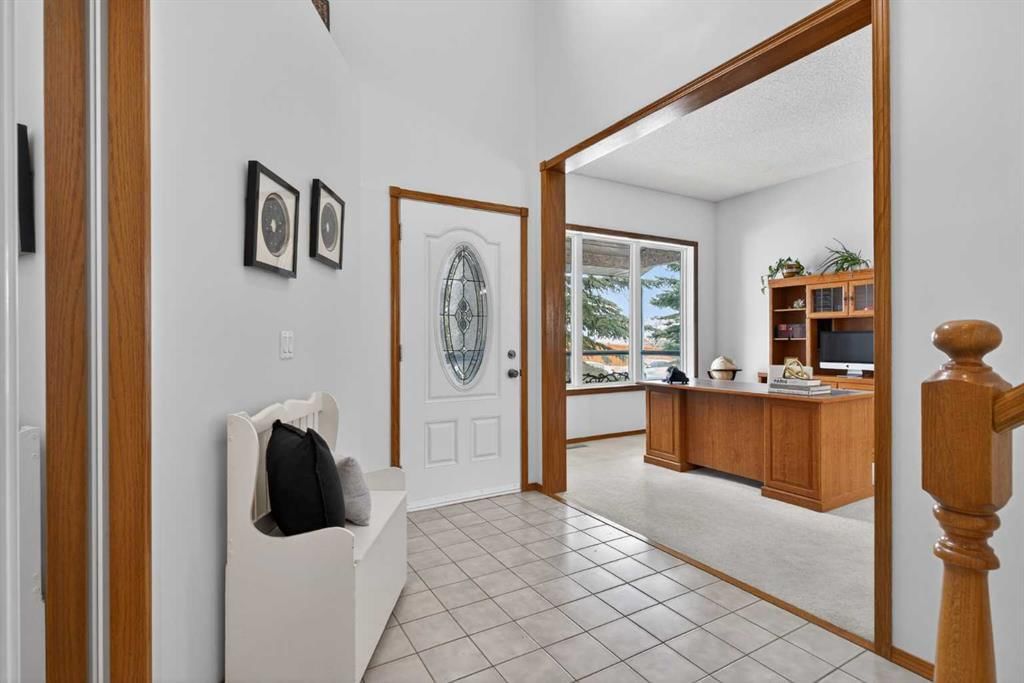 677 Hawkwood Boulevard NW, Calgary — photo 4 of 50