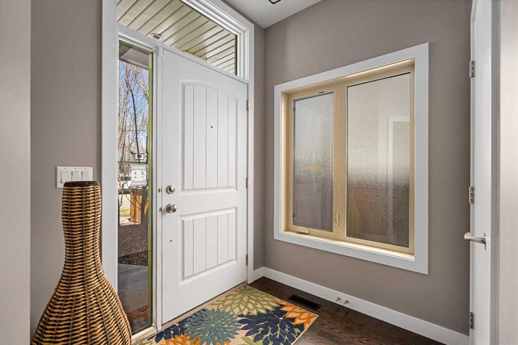 521 9 Avenue NE, Calgary — photo 4 of 47