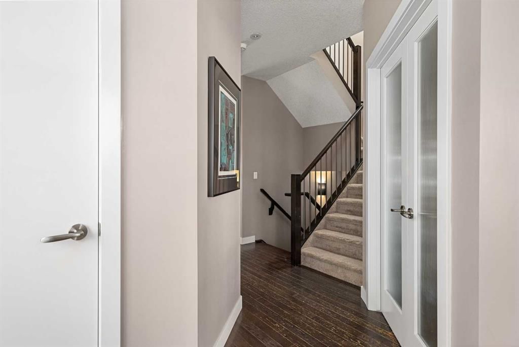 521 9 Avenue NE, Calgary — photo 5 of 47
